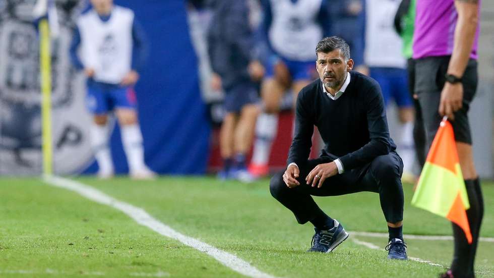 FC Porto's head coach Sergio Conceicao reacts during their Portuguese First League soccer match against Vitoria de Guimaraes, held at Dragao stadium, in Porto, north of Portugal, 22 April 2021. JOSE COELHO/LUSA