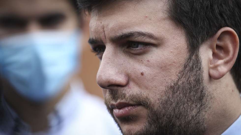 O presidente do CDS-PP, Francisco Rodrigues dos Santos, fala à comunicação social durante o protesto da Federação Portuguesa de Tauromaquia (ProToiro), contra a não permissão pelo Governo do retomar das touradas, na atual fase de desconfinamento, devido à pandemia de covid-19, em frente ao Campo Pequeno, em Lisboa, 22 de abril de 2021. RODRIGO ANTUNES/LUSA