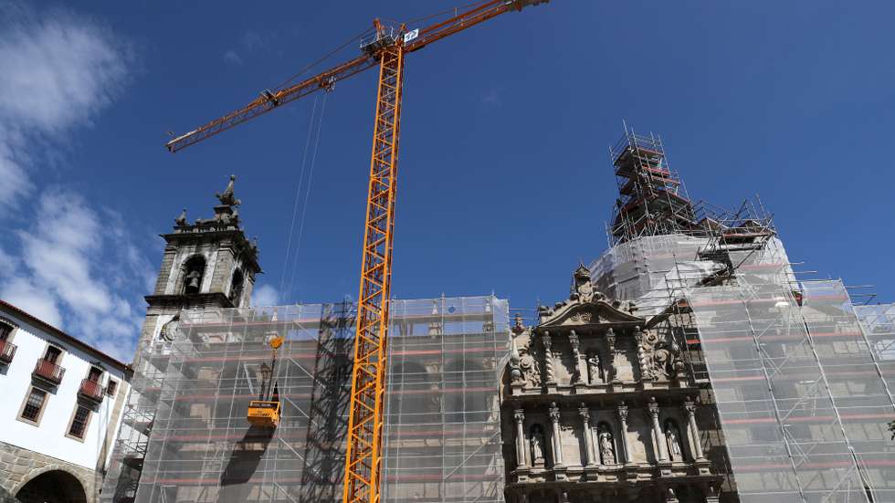 As obras na igreja e claustro de São Gonçalo, no valor de 2,2 milhões de euros, irão recuperar o esplendor do templo e deverão estar prontas no final do ano, em Amarante, 15 de abril de 2021. O investimento em curso prevê reabilitação do edifício (coberturas, pisos, paredes e vãos) e do recheio artístico (retábulos, esculturas, pinturas murais, painéis e azulejares). (ACOMPANHA TEXTO DA LUSA DO DIA 24 DE ABRIL DE 2021). ESTELA SILVA/LUSA