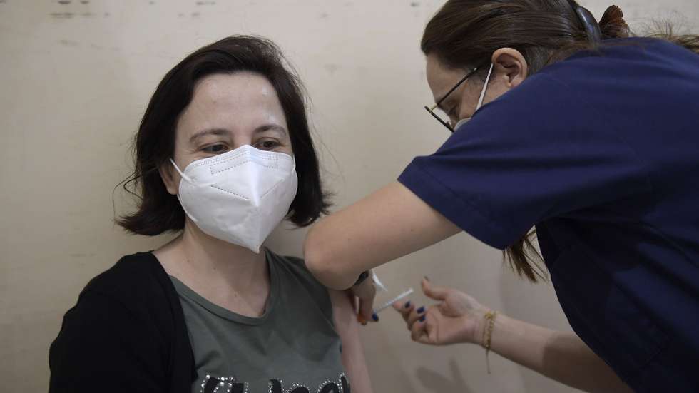 Inoculação de vacinas a professores e a auxiliares no Centro de Vacinação de Gondomar (ACES Gondomar), instalado no Pavilhão Multiusos em Gondomar. 18 de Abril 2021. FERNANDO VELUDO/LUSA