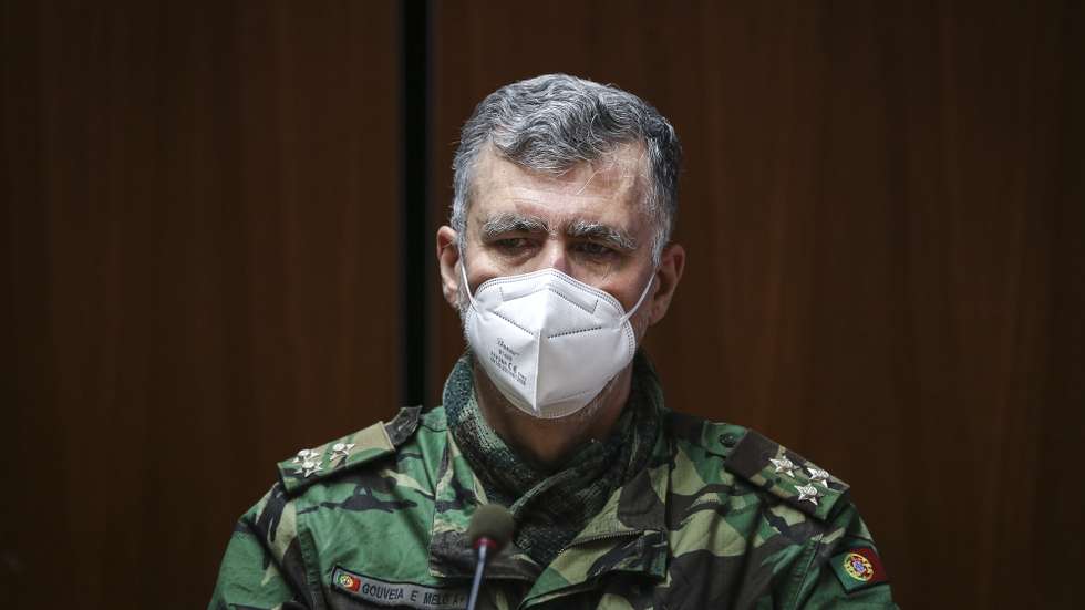 O coordenador da 'task-force' para a vacinação contra a covid-19, vice-almirante Henrique Gouveia e Melo, intervém durante a conferência de imprensa de atualização de informação relativa ao Plano de Vacinação contra a covid-19, no Infarmed, em Lisboa, 21 de abril de 2021. RODRIGO ANTUNES/LUSA