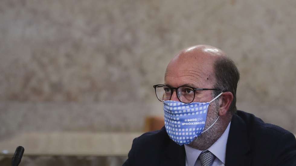 O ministro do Ambiente e Ação Climática, João Pedro Matos Fernandes, à chegada para falar perante a Comissão de Ambiente, Energia e Ordenamento do Território, na Assembleia da República, em Lisboa, 28 de abril de 2021. TIAGO PETINGA/LUSA