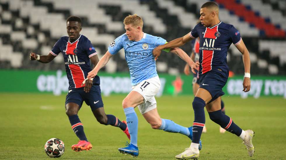 Kevin de Bruyne, aqui entre Gueye (que acabaria expulso com vermelho direto) e Mbappé, foi um dos elementos que desequilibraram o encontro na segunda parte