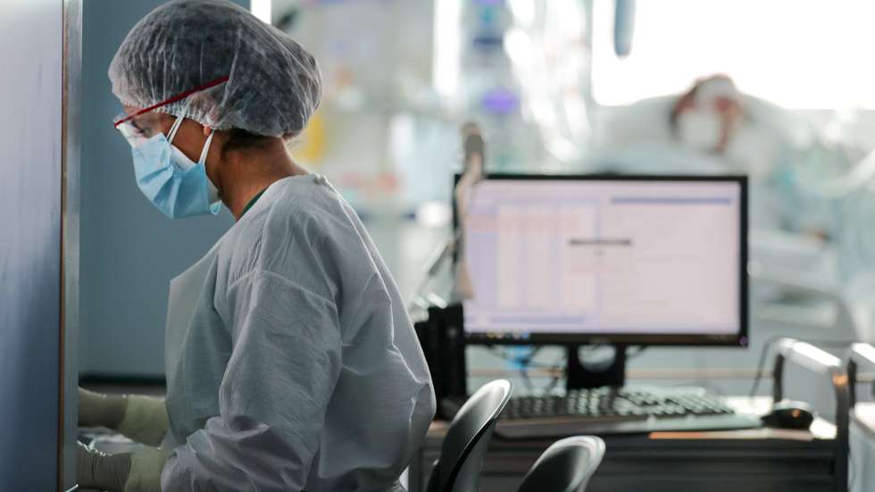 Serviço de cuidados intensivos Neurocríticos do Hospital de São João, no Porto, 26 de outubro de 2020. As “doenças de inverno” que habitualmente lotam os serviços dos hospitais ainda não chegaram, mas no Centro Hospitalar Universitário de São João há alas esgotadas devido à “pressão” da covid-19, algo que os especialistas veem com “muita preocupação”. (ACOMPANHA TEXTO DA LUSA DO DIA 28 DE OUTUBRO DE 2020). ESTELA SILVA/LUSA