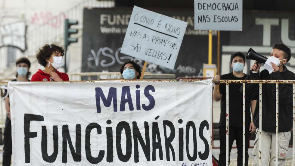Alunos da Escola Artística António Arroio e da Escola Secundária de Camões participam num protesto contra a falta de condições nas escolas, que dizem agravada pela pandemia de covid-19, nomeadamente a falta de professores e funcionários nas escolas e a degradação das infraestruturas, esta tarde em frente ao Ministério da Educação em Lisboa, 29 de abril de 2021. MIGUEL A. LOPES/LUSA