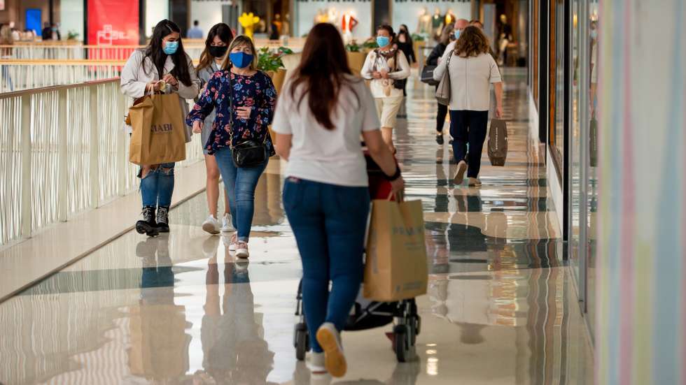 Pessoas passeiam pelo Centro Comercial UBBO, no dia que marca o início da terceira fase de desconfinamento em Portugal, na Amadora, 19 de abril de 2021. Portugal inicia hoje a terceira fase do desconfinamento com a reabertura de mais escolas, lojas, restaurantes e cafés, um levantamento de restrições que não é acompanhado nos 10 concelhos onde a incidência da covid-19 é maior. JOSÉ SENA GOULÃO/LUSA