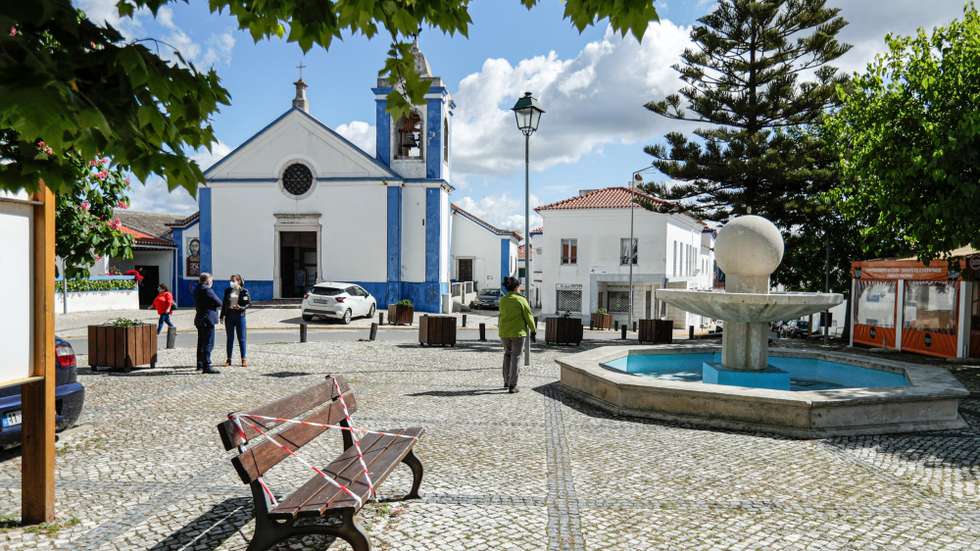 Centro de São Teotónio, que se encontra em cerca sanitária devido à elevada incidência de casos de covd-19, Odemira, 30 de abril de 2021. O concelho alentejano de Odemira também integra o grupo de municípios que não avançam para a última fase do desconfinamento, tendo o executivo decretado uma cerca sanitária às freguesias de São Teotónio e de Almograve, devido à elevada incidência de casos de covid-19, sobretudo em trabalhadores do setor agrícola. LUÍS FORRA/LUSA