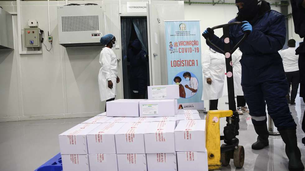 Frigorífico do depósito central de vacinas de Angola, no dia em que chegaram ao país as primeiras 624.000 doses de vacinas contra a covid-19, no aeroporto Internacional 4 de Fevereiro, que contou com a presença da ministra da Saúde, Silvia Lutucuta (ausente da foto), no âmbito da iniciativa Covax, Luanda, Angola, 2 de março de 2021. AMPE ROGÉRIO/LUSA