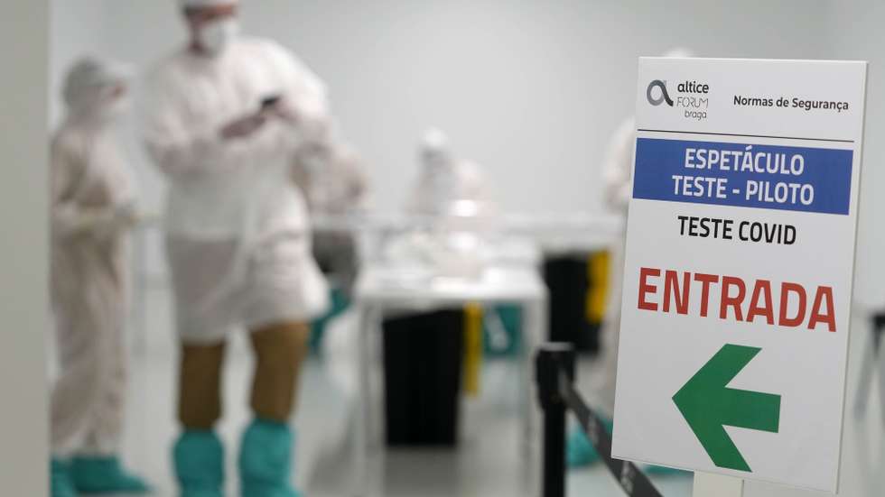 Pessoal médico prepara a realização de testes ao virus da covid-19 pouco antes do espetáculo do humorista Fernando Rocha, o 1.º evento-teste para realização de grandes espetáculos ao vivo, Braga, 29 de abril de 2021. HUGO DELGADO/LUSA