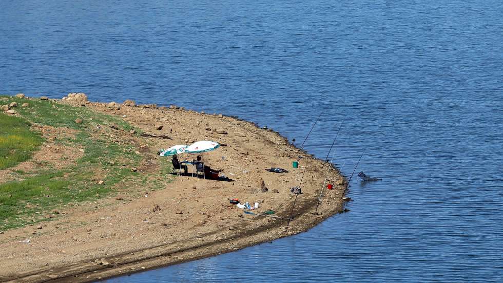 Pescadores numa zona da albufeira da Barragem do Caia que habitualmente está submersa, em Elvas, 04 de outubro de 2017. A atual campanha de rega no perímetro do Caia, em Elvas (Portalegre), termina na segunda-feira de manhã, um mês antes do habitual, e não vai ser fornecida água para as culturas de outono/inverno, devido à seca. A barragem encontra-se, atualmente, nos 20% da sua capacidade. (ACOMPANHA TEXTO DE 11 DE OUTUBRO DE 2017). NUNO VEIGA/LUSA