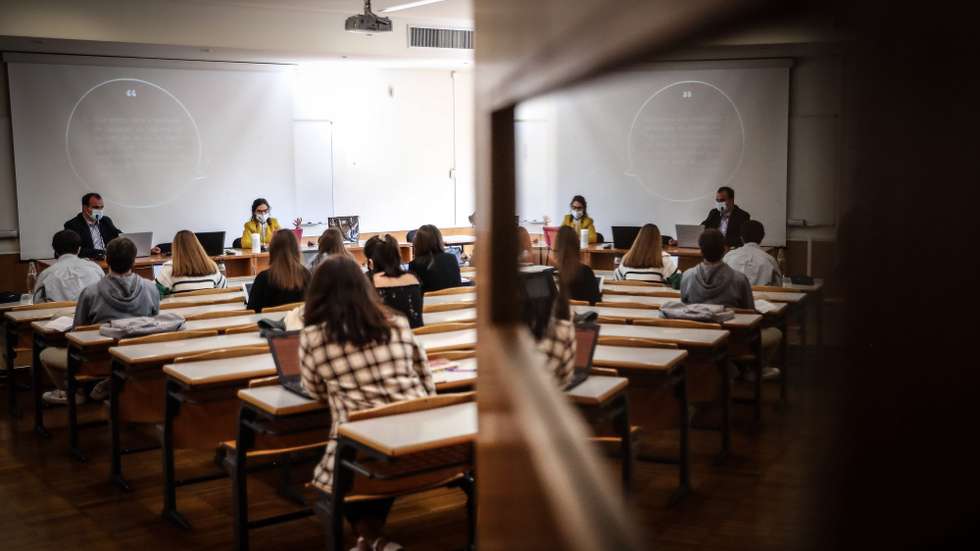 Alunos frequentam aulas na Universidade