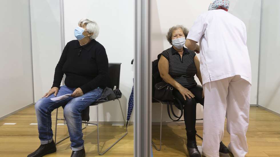 Uma idosa é vacinada no Centro de Vacinação Covid 19 CVC-Maia II na Maia, 21 de abril de 2021. JOSÉ COELHO/LUSA
