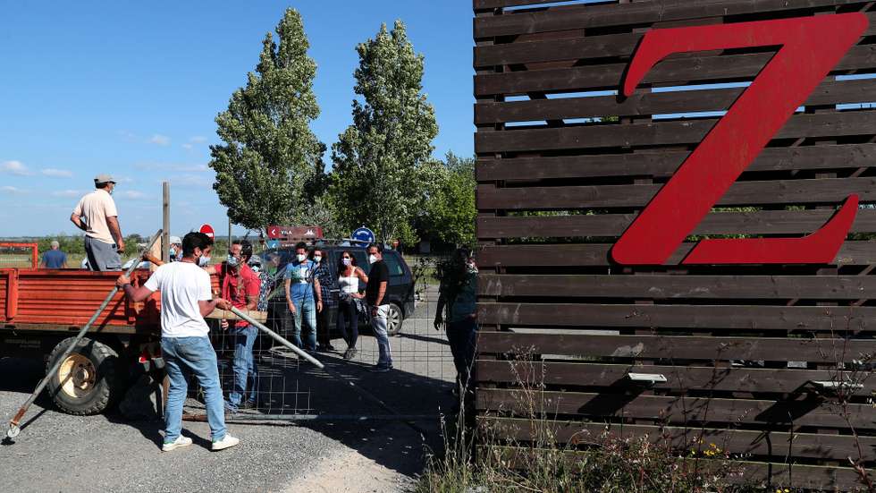 Um grupo de proprietários de casas particulares no complexo turístico Zmar Eco Experience fecham a entrada do complexo em protesto para, segundo eles, tentar impedir a entrada a não proprietários, enquanto se mantiver a requisição civíl decretada pelo governo para acolher pessoas que necessitem de isolamento profilático devido à covid-19, Odemira, 04 de maio de 2021. NUNO VEIGA/LUSA