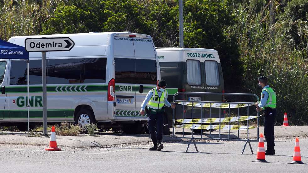 Elementos da Guarda Nacional Republicana (GNR), durante a ação na cerca sanitária da freguesia Longueira-Almograve, instalada para controlar os casos de covid-19 no concelho de Odemira, 04 de maio de 2021. NUNO VEIGA/LUSA