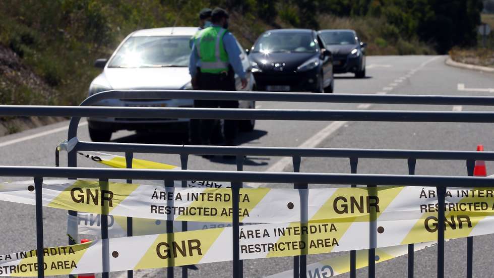 Elementos da Guarda Nacional Republicana (GNR), durante a ação na cerca sanitária da freguesia Longueira-Almograve, instalada para controlar os casos de covid-19 no concelho de Odemira, 04 de maio de 2021. NUNO VEIGA/LUSA