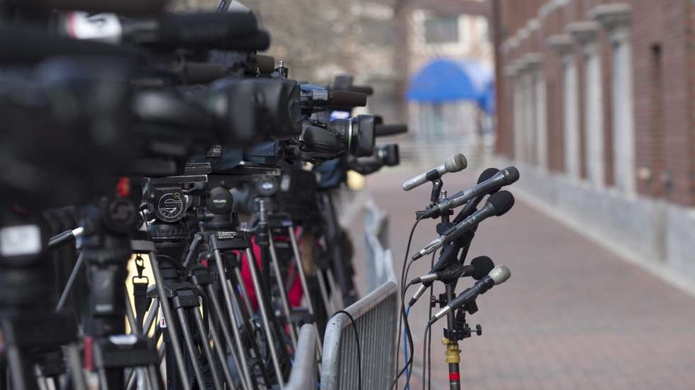 epa04695649 Media cameras and microphones outside the John J Moakley Federal Courthouse during the verdict deliberation of Tsarnaev's trial in Boston, Massachusetts, USA, 08 April 2015. Verdict deliberation in the Federal trial of Dzhokhar Tsarnaev continues today.  EPA/KATHERINE TAYLOR