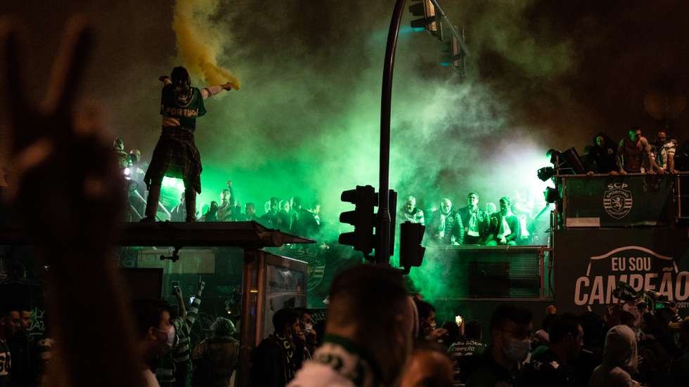 Milhares de pessoas estiveram concentradas em plena pandemia para comemorar o título que o Sporting não ganhava há 19 anos