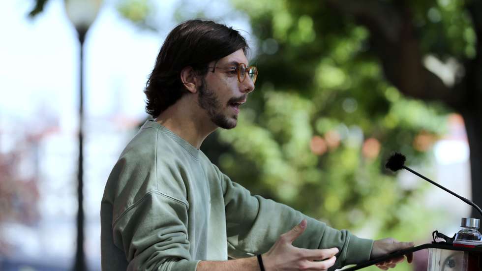 Luís Monteiro discursa durante a apresentação da sua candidatura pelo Bloco de Esquerda à Câmara Municipal de Vila Nova de Gaia, 18 abril 2021. ESTELA SILVA/LUSA