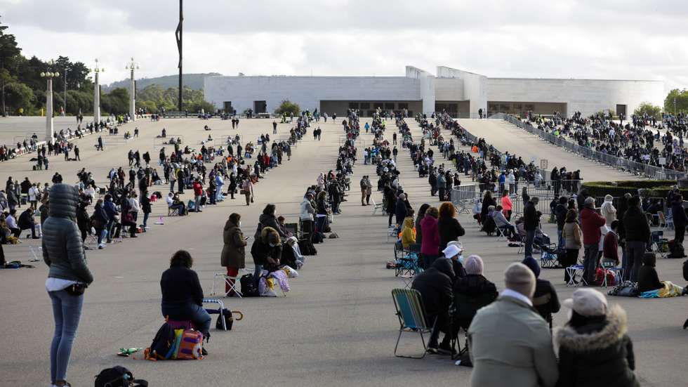 Peregrinos rezam no Santuário de Fátima, no inicio da peregrinação internacional dos dias 12 e 13 de maio que vai ser celebrada com lotação limitada a 7500 pessoas, devido às restrições impostas pela pandemia e será presidida pelo cardeal português D. José Tolentino Mendonça, em Fátima, Santarém, 12 de maio de 2021. PAULO CUNHA /LUSA