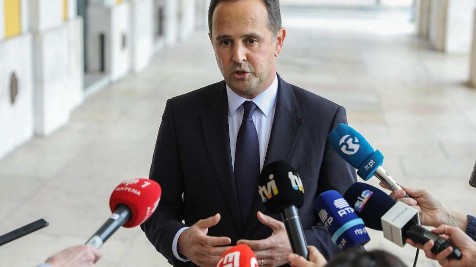O presidente da Câmara Municipal de Lisboa, Fernando Medina, fala aos jornalistas sobre os acontecimentos nas celebrações do titulo do Sporting Clube de Portugal, em Lisboa, 13 de maio de 2021. MIGUEL A. LOPES/LUSA