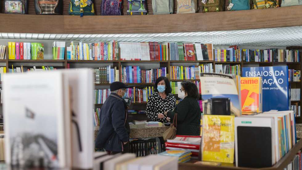 Livraria José Alves, em atividade atividade há quase 55 anos na Rua de Avis, a um passo da boca do túnel de Ceuta, recusa ser mais uma a fechar portas, Porto, 14 de abril de 2021.  José Alves, gestor da livraria homónima refere que “Como livreiro, já passei por algumas crises e a forma de sobreviver à concorrência das grandes redes livreiras é o atendimento de qualidade e personalizado, onde nem é o preço o fator principal. Por isso nos mantemos a funcionar”. (ACOMPANHA TEXTO DO DIA 25 DE ABRIL DE 2021). JOSÉ COELHO/LUSA
