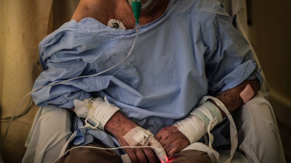 Um doente no Serviço de Pneumologia do Hospital Fernando Fonseca, onde são seguidos doentes com Doença Pulmonar Obstrutiva, na Amadora, 08 de abril de 2021. O Serviço de Pneumologia do Hospital Fernando Fonseca (Amadora – Sintra) iniciou um processo que permite monitorizar os doentes com Doença Pulmonar Obstrutiva Crónica à distância. (ACOMPANHA TEXTO DA LUSA DO DIA 15 DE MAIO DE 2021). MÁRIO CRUZ/LUSA