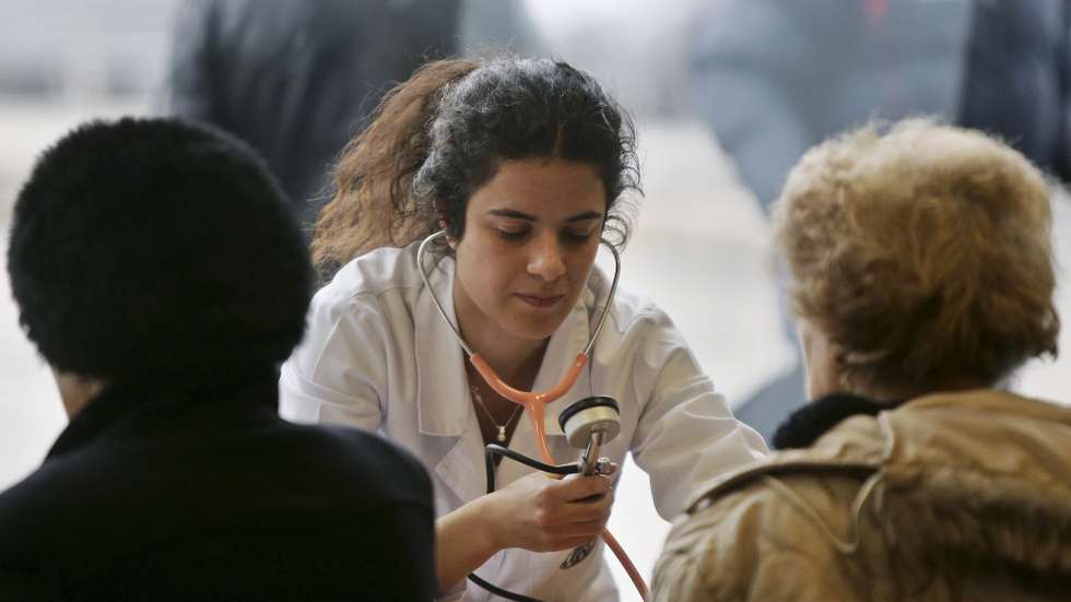 Estudantes da Faculdade de Medicina da Universidade do Porto fazem um rastreio gratuito a utentes do Centro Hospitalar de São João para doenças crónicas como a diabetes, a hipertensão e a obesidade, 28 março 2106, no Porto. ESTELA SILVA/LUSA
