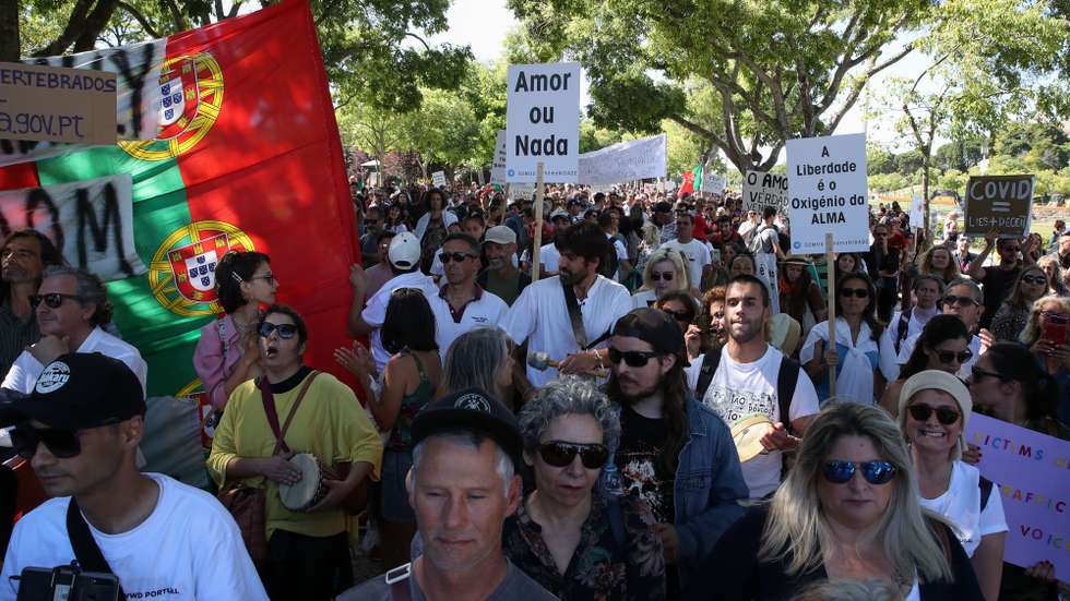 Manifestantes participam na manifestação contra as medidas à covid-19 decretadas pelo Governo, uma iniciativa do movimento "Defender Portugal" e organizada nas redes sociais, com início no Parque Eduardo VII e termina no Terreiro do Paço, em Lisboa, 15 de maio de 2021. MANUEL DE ALMEIDA/LUSA