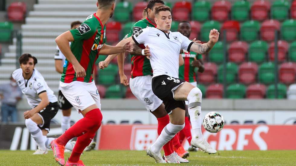 O jogador do Marítimo Leo Andrade (E) disputa a bola com o jogador do Vitória de Guimarães Bruno Duarte (D), durante o jogo da Primeira Liga de Futebol entre o Marítimo e o Vitória de Guimarães, realizado no Estádio do Marítimo, no Funchal, 16 de maio de 2021. HOMEM DE GOUVEIA/LUSA