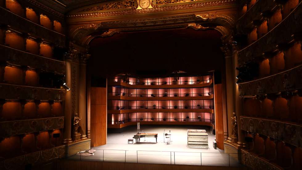 Vista do interior do Teatro Nacional de São Carlos, que recebeu hoje a vista do primeiro-ministro, António Costa (ausente da imagem), para ver as obras de requalificação, restauro e conservação do teatro, em Lisboa, 09 de abril de 2021. Com a inauguração agendada para o dia 19 de abril, a fachada do edifício voltará à sua cor original, passando de amarelo para azul. ANTÓNIO PEDRO SANTOS/LUSA