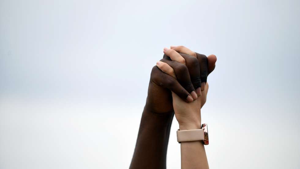 epa08463083 A couple hold hands during a demonstration at a Justice for Black Lives protest in London, Britain, 03 June 2020. Protesters gathered in front of the embassy to express their feelings in regard to the death of 46 year old George Floyd while in police custody. A bystander's video posted online on 25 May appeared to show George Floyd, 46, pleading with arresting officers that he couldn't breathe as an officer knelt on his neck, in Minnesota, USA. The unarmed black man later died in police custody.  EPA/FACUNDO ARRIZABALAGA