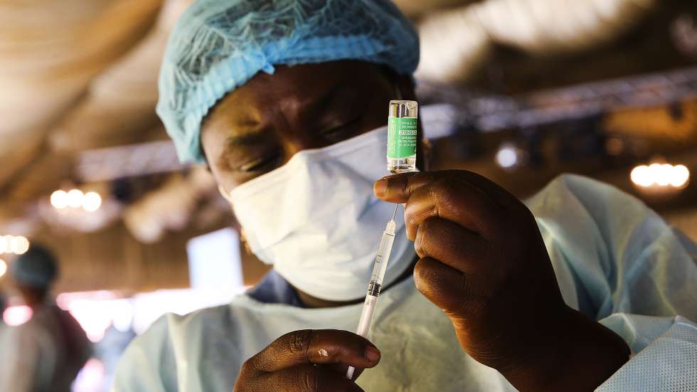 Um profissional de saúde prepara uma dose da vacina contra a covid-19 para ser administrada durante a campanha de vacinação no Centro Paz Flor, em Luanda, Angola, 14 de maio de 2021. (ACOMPANHA TEXTO DA LUSA DO DIA 16 DE MAIO DE 2021). AMPE ROGÉRIO/LUSA