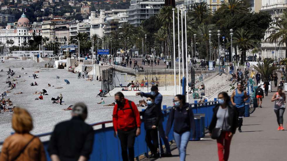 epa09175510 People walk on the 'Promenade des Anglais' in Nice, France, 03 May 2021. French authorities on 03 May began a gradual easing of some of anti-covid measures, which include ending the 10Km domestic travelling restrictions.  EPA/SEBASTIEN NOGIER
