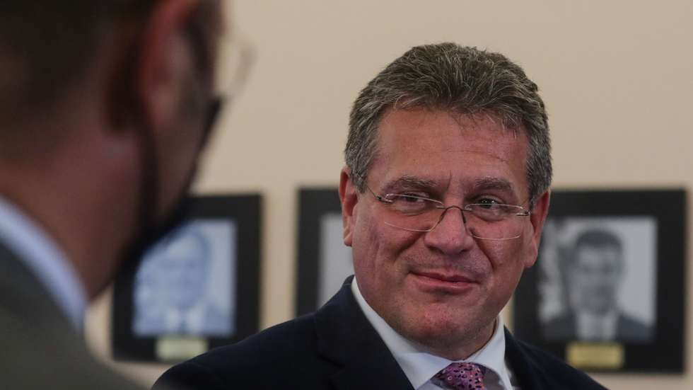 O Vice-presidente da CE e comissário das Relações Interinstitucionais e Prospetiva, Maroš Šefcovic, fala à imprensa após participar na reunião no âmbito da Aliança Europeia para as Baterias, na sede do ministério em Lisboa, 18 de maio de 2021. TIAGO PETINGA/LUSA