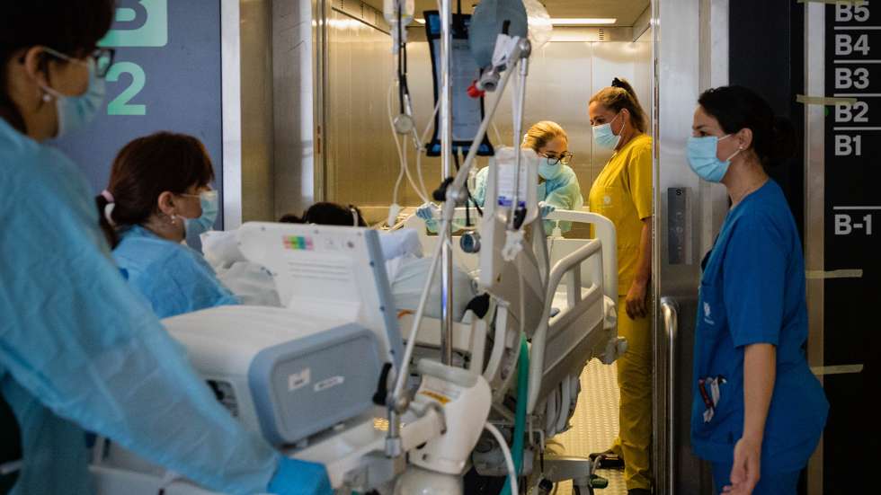 Funcionários transportam um paciente numa cama no Hospital de São João, hospital que enfrentou a pandemia de covid-19, Porto, 18 de maio de 2021. (ACOMPANHA TEXTO DE 19/05/2021) JOSÉ COELHO/LUSA
