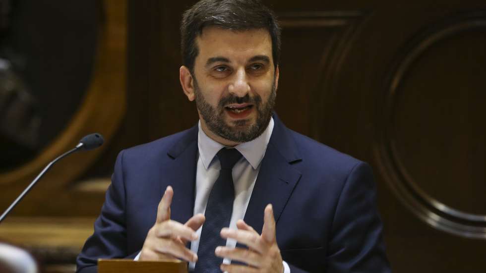 O ministro da Educação, Tiago Brandão Rodrigues, durante a sua audição na Comissão de Educação, Ciência, Juventude e Desporto na Assembleia da República, Lisboa, 26 de maio de 2021.  MANUEL DE ALMEIDA/LUSA