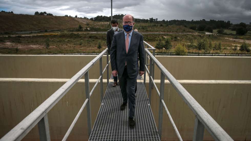 O ministro do Ambiente e da Ação Climática, João Pedro Matos Fernandes (C), esta mamhã durante  uma visita às obras da Barragem Nova e à ETAM – Estação de Tratamento das Águas de Mina e do perímetro industrial mineiro em Nelas, 24 de maio de 2021. NUNO ANDRÉ FERREIRA/LUSA