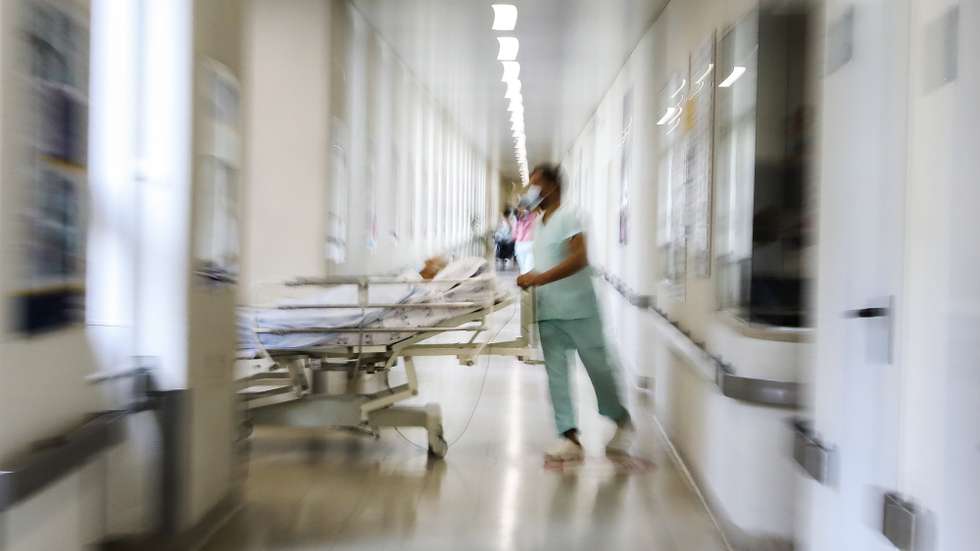 Um dos corredores do Hospital Santa Maria, em Lisboa, 18 de maio de 2021. Após várias transformações para dar resposta a milhares de doentes com covid-19, o Hospital Santa Maria, em Lisboa, regressou à normalidade com corredores cheios de utentes para ir a uma consulta externa, fazer exames ou mesmo uma cirurgia. (ACOMPANHA TEXTO DO DIA 21 DE MAIO DE 2021) JOÃO RELVAS/LUSA