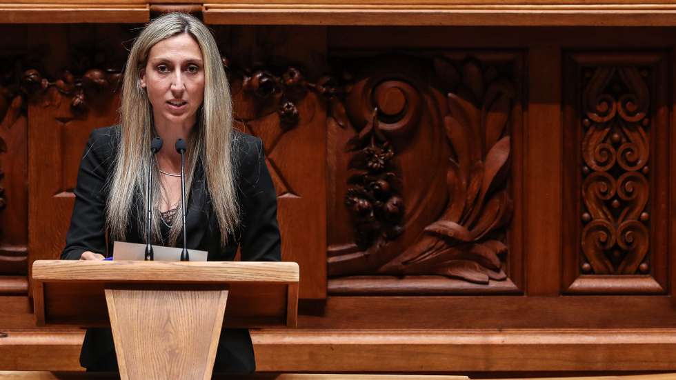A deputada não inscrita, Cristina Rodrigues, intervém durante o debate parlamentar que tem como tema principal o teletrabalho, na Assembleia da República, em Lisboa, 5 de maio de 2021. MÁRIO CRUZ/LUSA