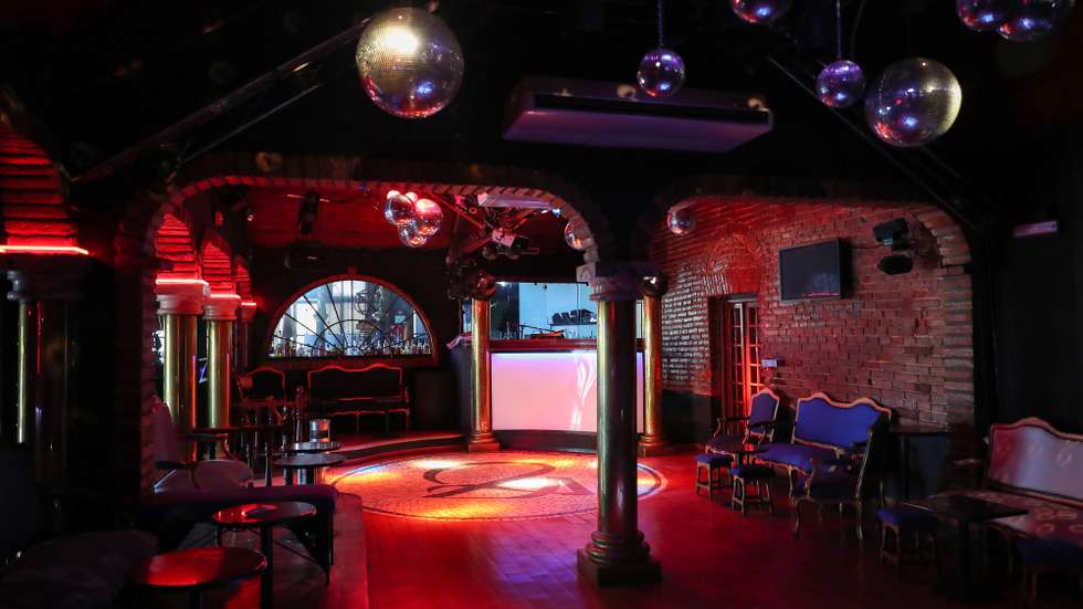 Pista de dança da discoteca Alexander's, que comemorou este ano o 36º aniversário e que devido à pandemia de covid-19 fechou as portas pela primeira vez na sua história, Santiago do Cacém, 03 de dezembro de 2020. O empresário espera poder aguentar os prejuízos até que seja possível reabrir o espaço, o seu investimento de toda a vida. (ACOMPANHA TEXTO DE 08 DE DEZEMBRO DE 2020). NUNO VEIGA/LUSA