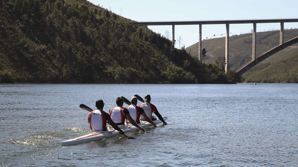 Treino da equipa da canoagem K4 500 metros, formada por Emanuel Silva, João Ribeiro, Messias Baptista e David Varela, que vai representar Portugal no Jogos Olímpico de Tóquio2020, no Lago Azul, em Ferreira do Zêzere, 17 de março de 2021. Os canoístas portugueses do K4 500 metros assumem-se como candidatos a um dos lugares do pódio nos Jogos Olímpicos Tóquio2020, após beneficiarem de um ano extra de preparação e apesar das dúvidas sobre a vacinação contra a covid-19. (ACOMPANHA TEXTO DA LUSA DO DIA 28 DE MARÇO DE 2021). PAULO NOVAIS/LUSA