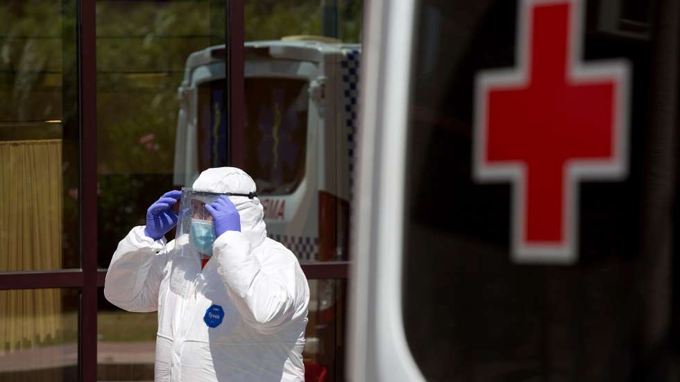 epa08510462 Health workers arrive to the Red Cross reception center in Malaga, Spain, where up to 80 people have tested positive for COVID-19, on 26 June 2020. Small outbreaks are appearing in various regions of the country that are for now under control, according to Authorities.  EPA/DANIEL PEREZ