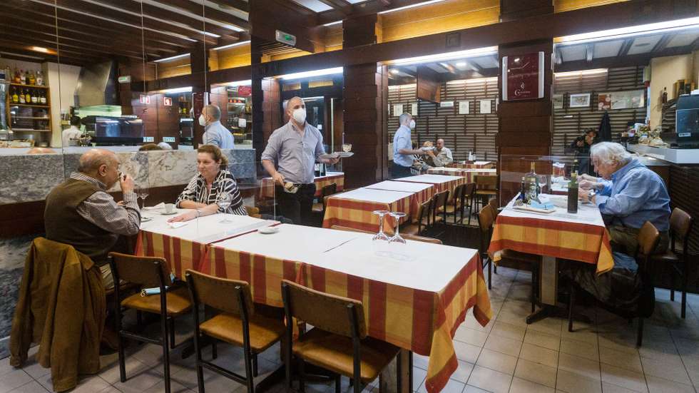 Clientes no interior da Cervejaria Gazela, no dia em que entram em vigor novas medidas de desconfinamento, no Porto, 19 de abril de 2021. Passa a ser autorizada a abertura de restaurantes, cafés e pastelarias, mas com a restrição de lotação máxima a quatro pessoas ou seis pessoas em esplanadas e com horário até às 22:00 horas ou às 13:00 ao fim de semana. JOSÉ COELHO/LUSA