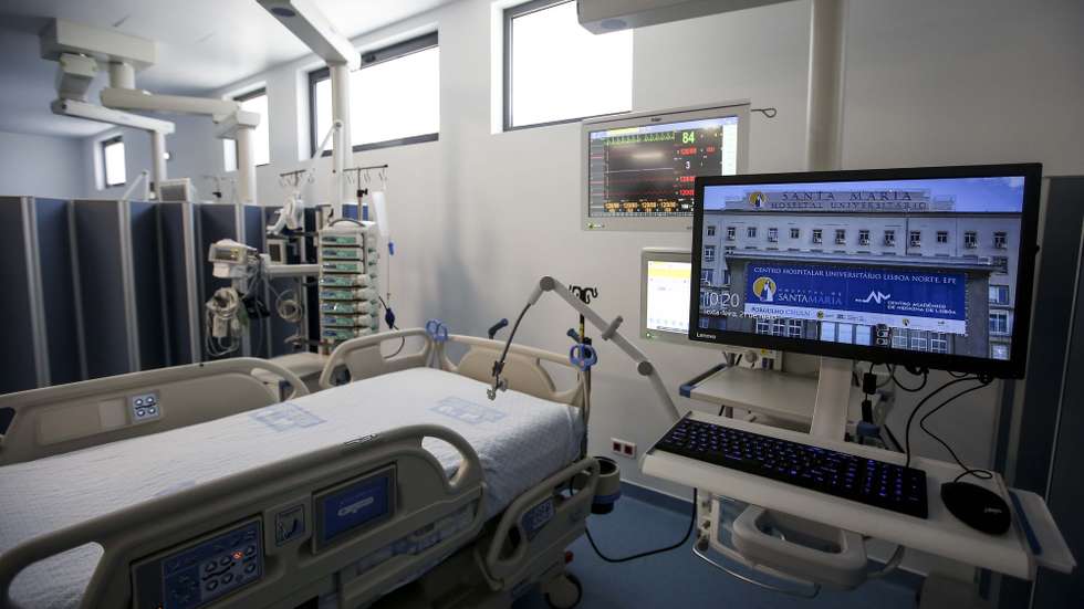 A ministra da Saúde, Marta Temido (ausente da imagem) inaugura a nova Unidade de Cuidados Intensivos Polivalente do Hospital de Santa Maria  no Centro Hospitalar Universitário Lisboa, que passa a ser a maior UCI do país, com 25 camas. 21 de maio de 2021. NUNO FOX/LUSA