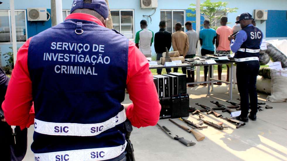 As autoridades angolanas apreenderam cerca de 700 quilogramas de marfim e de escamas de pangolim na sequência da detenção de um grupo de 13 criminosos, entre angolanos e estrangeiros, que se dedicavam à caça furtiva, na sede do Laboratório de Criminalística, em Luanda, Angola, 22 de agosto de 2019. AMPE ROGÉRIO/LUSA