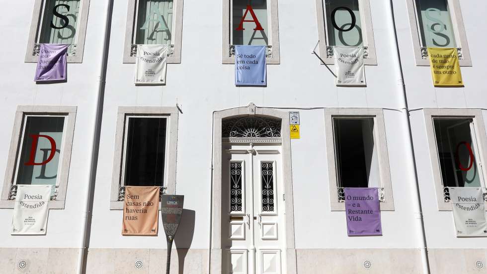 A Casa Fernando Pessoa, em Lisboa, convidou os vizinhos de Campo de Ourique a estender à janela panos com frases de poetas portugueses neste domingo, Dia Mundial da Poesia, numa iniciativa denominada “poesia estendida”, Lisboa,  21 de março de 2021. Na fachada da Casa Fernando Pessoa estarão também os versos que compõem a iniciativa “poesia estendida”, igualmente disponibilizados no ‘site’ da instituição com ligação para a transcrição do poema completo. ANTÓNIO COTRIM/LUSA