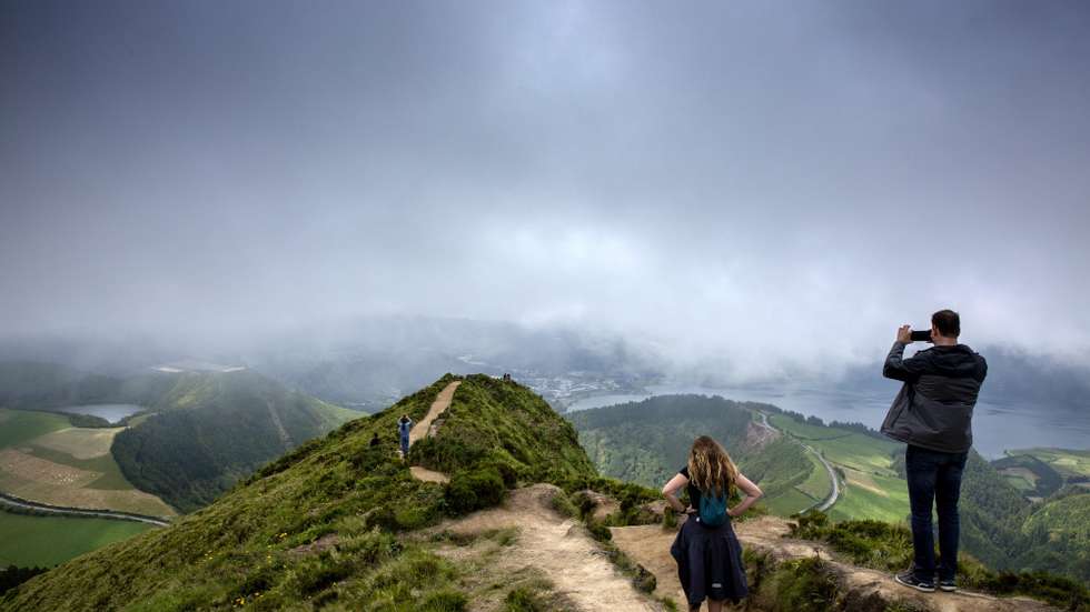 Turistas visitam a Lagoa das Sete Cidades, Ilha de São Miguel, Açores, 15 de junho de 2021. A Região Autonóma dos Açores promove a região como destino de férias seguras com a oferta de testes gratuitos à covid-19. Mais de um ano desde a pandemia da Covid 19, o setor do turismo já nota uma retoma mas que não se assemelha aos anos pré-pandemia. (ACOMPANHA TEXTO DE 17/06/2021) EDUARDO COSTA/LUSA