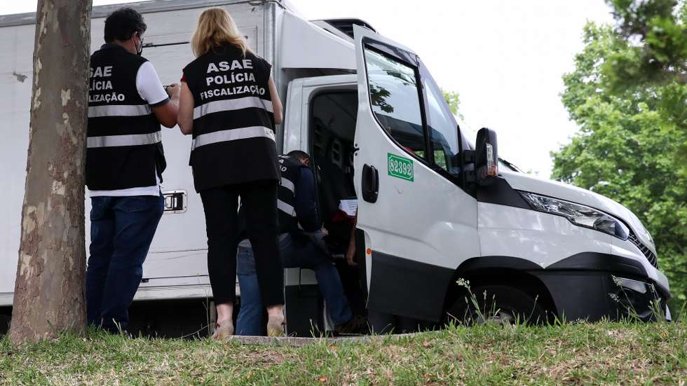 Elementos da Autoridade de Segurança Alimentar e Económica (ASAE) durante uma operação nacional de fiscalização de transporte de mercadorias, em Coimbra, 17 de junho de 2021. PAULO NOVAIS/LUSA