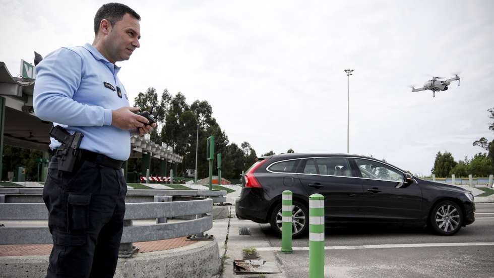 Um militar da GNR controla um drone durante uma operação stop de sensibilização para o cumprimento do dever geral de isolamento, na Autoestrada A1 nas portagens dos Carvalhos/Grijó no sentido Sul/Norte, Vila Nova de Gaia, 29 de março de 2020. MANUEL FERNANDO ARAÚJO/LUSA