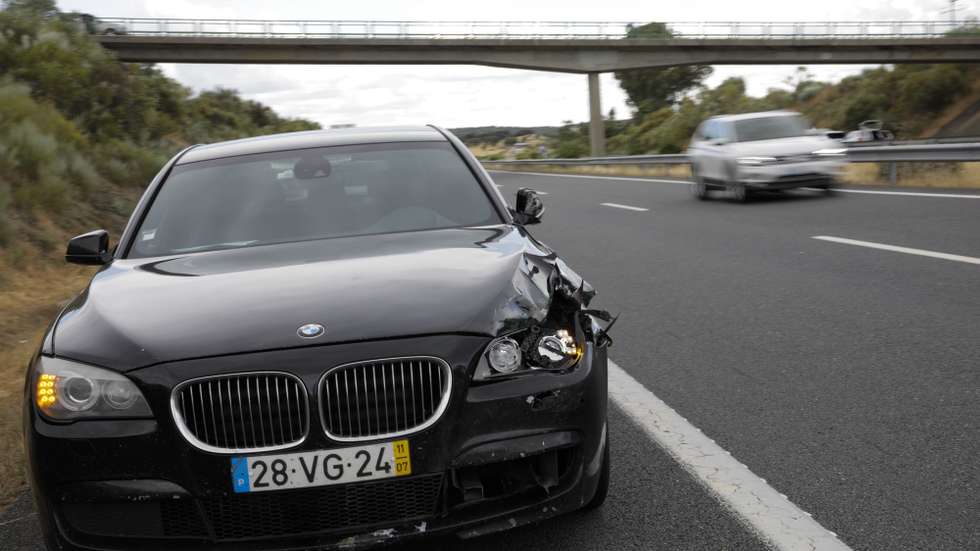 O carro onde seguia o ministro da Administração  Interna, Eduardo Cabrita, estacionado no A6 no seguimento de um acidente que envolveu uma vitima mortal por atropelamento, Évora, 18 de junho de 2021. PAULO CUNHA /LUSA